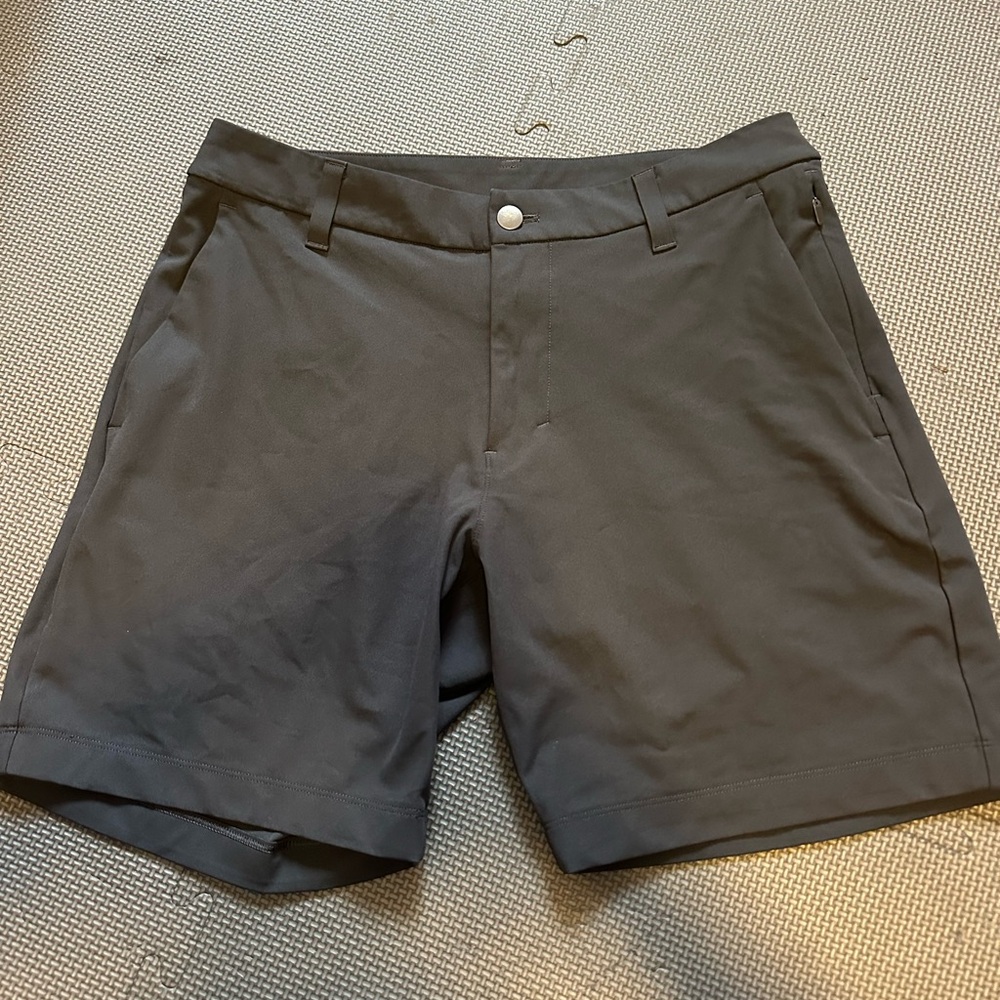 Lululemon Commission Shorts in Obsidian 7”